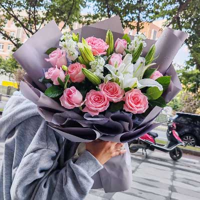 防城港11朵戴安娜粉玫瑰百合，与你一起追逐梦想